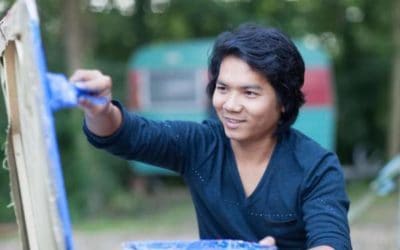 Meet Roeun Sokhom, Phare Live Painter
